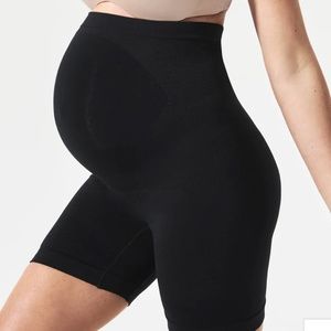 Blanqi maternity everyday shorts in black, like new